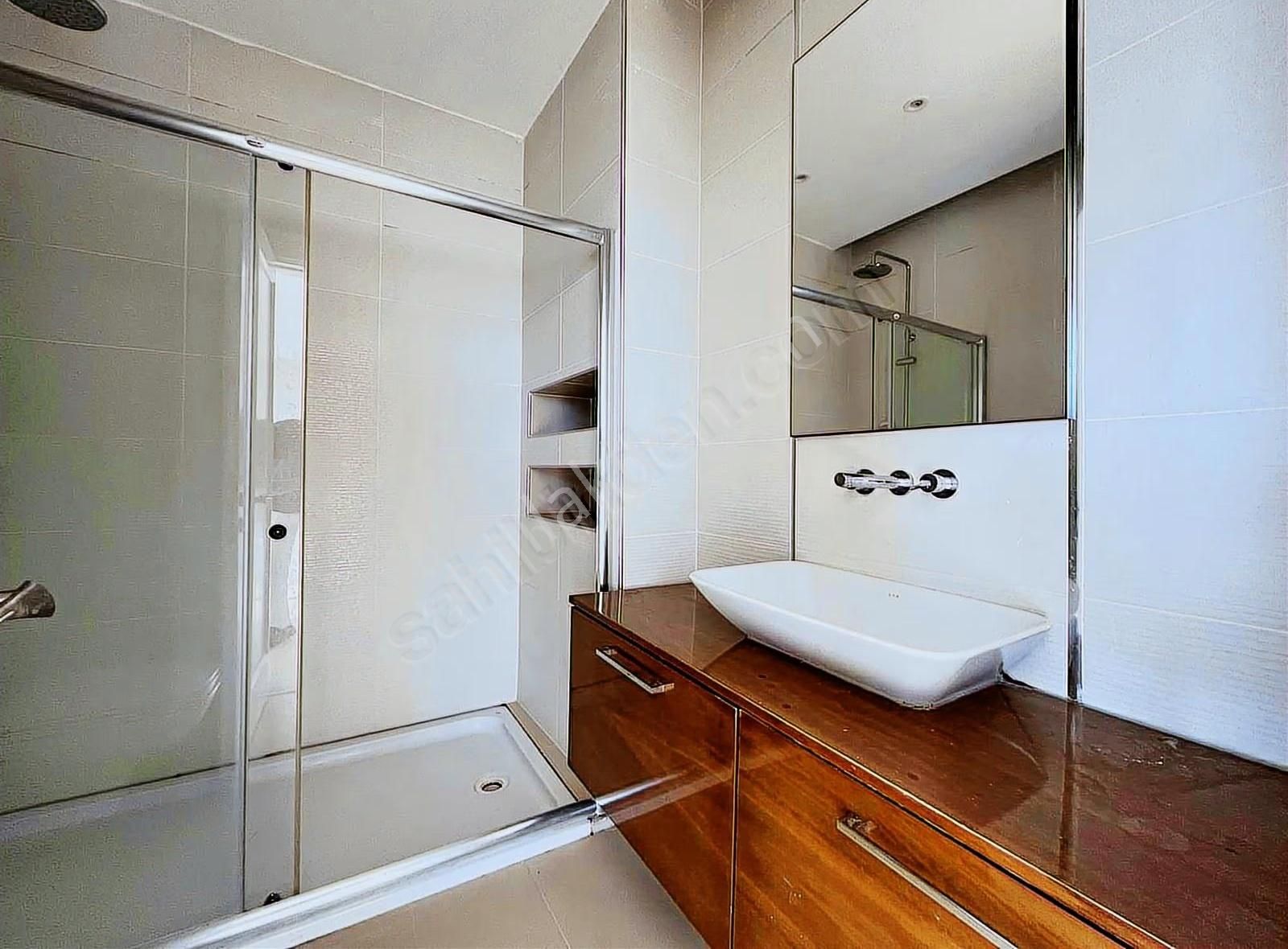 Zekeriyaköyde Güvenlikli Sitede Müstakil Havuzlu Kiralık Villa - Görsel 13