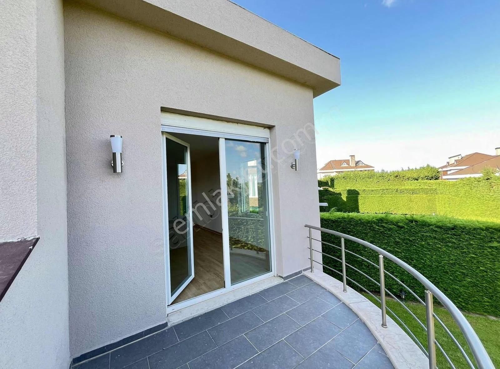 Zekeriyaköyde Güvenlikli Sitede Müstakil Havuzlu Kiralık Villa - Görsel 14