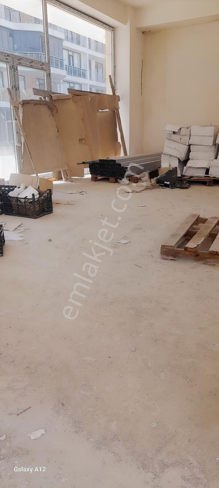 Elit Emlak'tan Satılık Karşıyaka Konutlarında Fırsat Dükkan..
