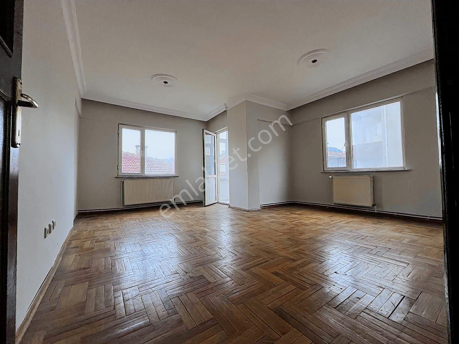 Maltepe Zümrütevlerde Öz İş Sitesisinde Cad Üzeri 3+1 5 Kat