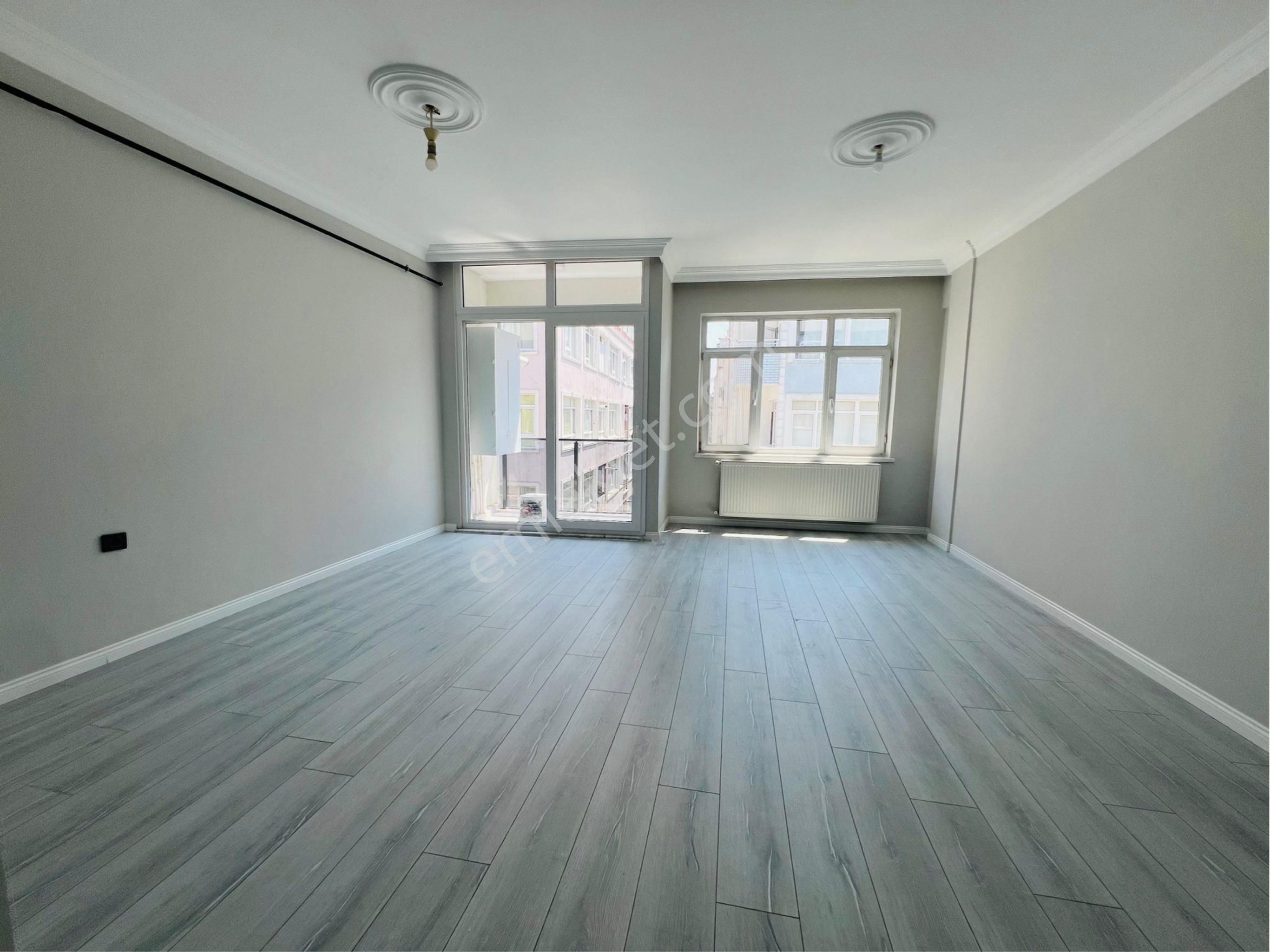 Divitcioglu Caddesi Uzerinde Satılık Daire