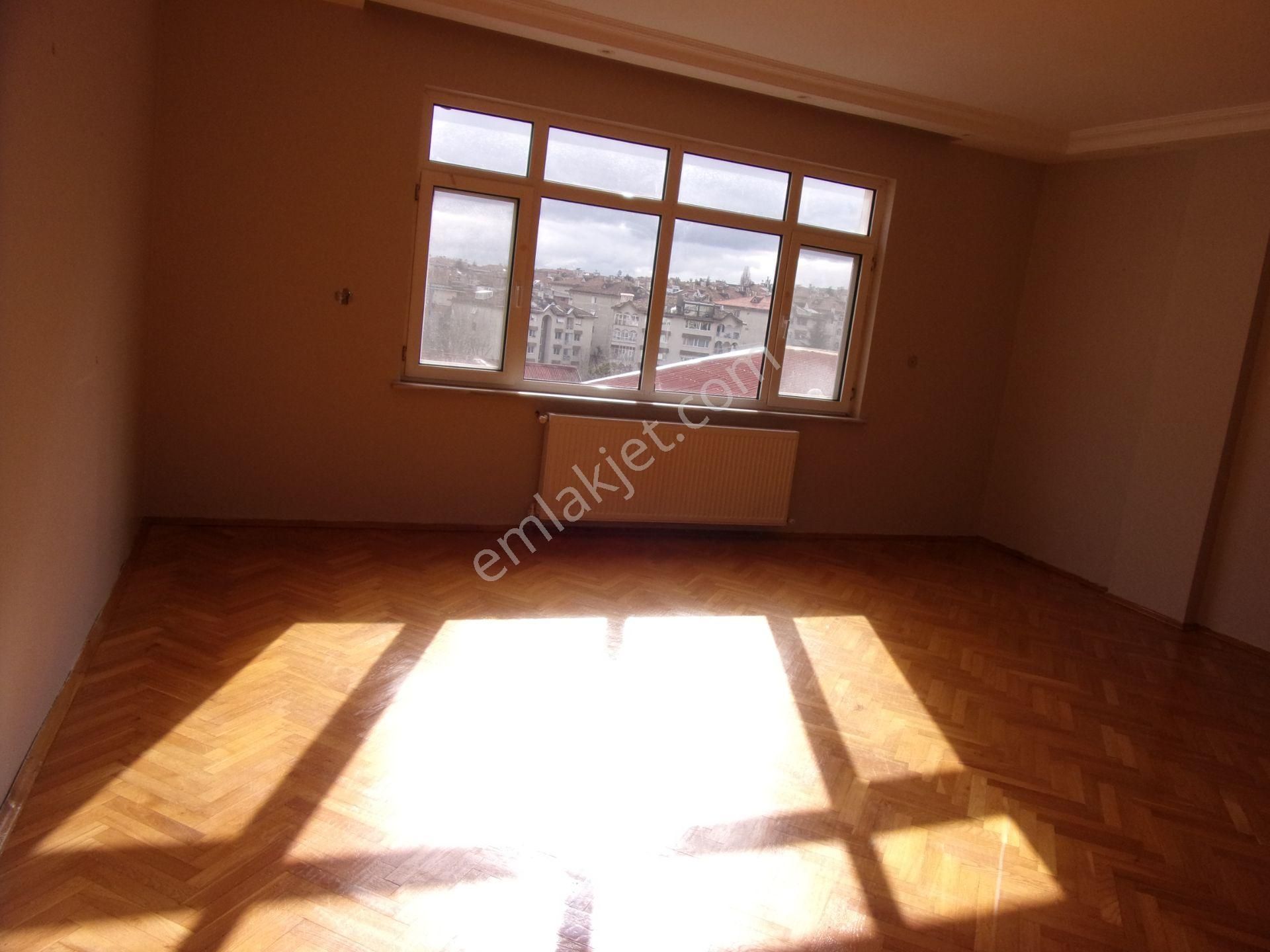 Tarabya Sevgi Sitesinde 3+1 145 Metrekare Metroya Yakın Bakımlı Kiralık Daire - Görsel 2