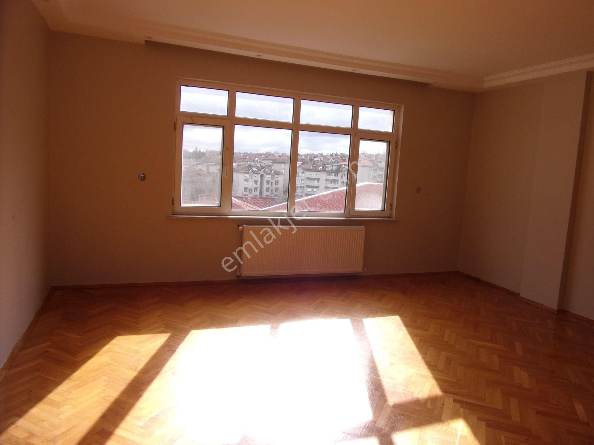 Tarabya Sevgi Sitesinde 3+1 145 Metrekare Metroya Yakın Bakımlı Kiralık Daire