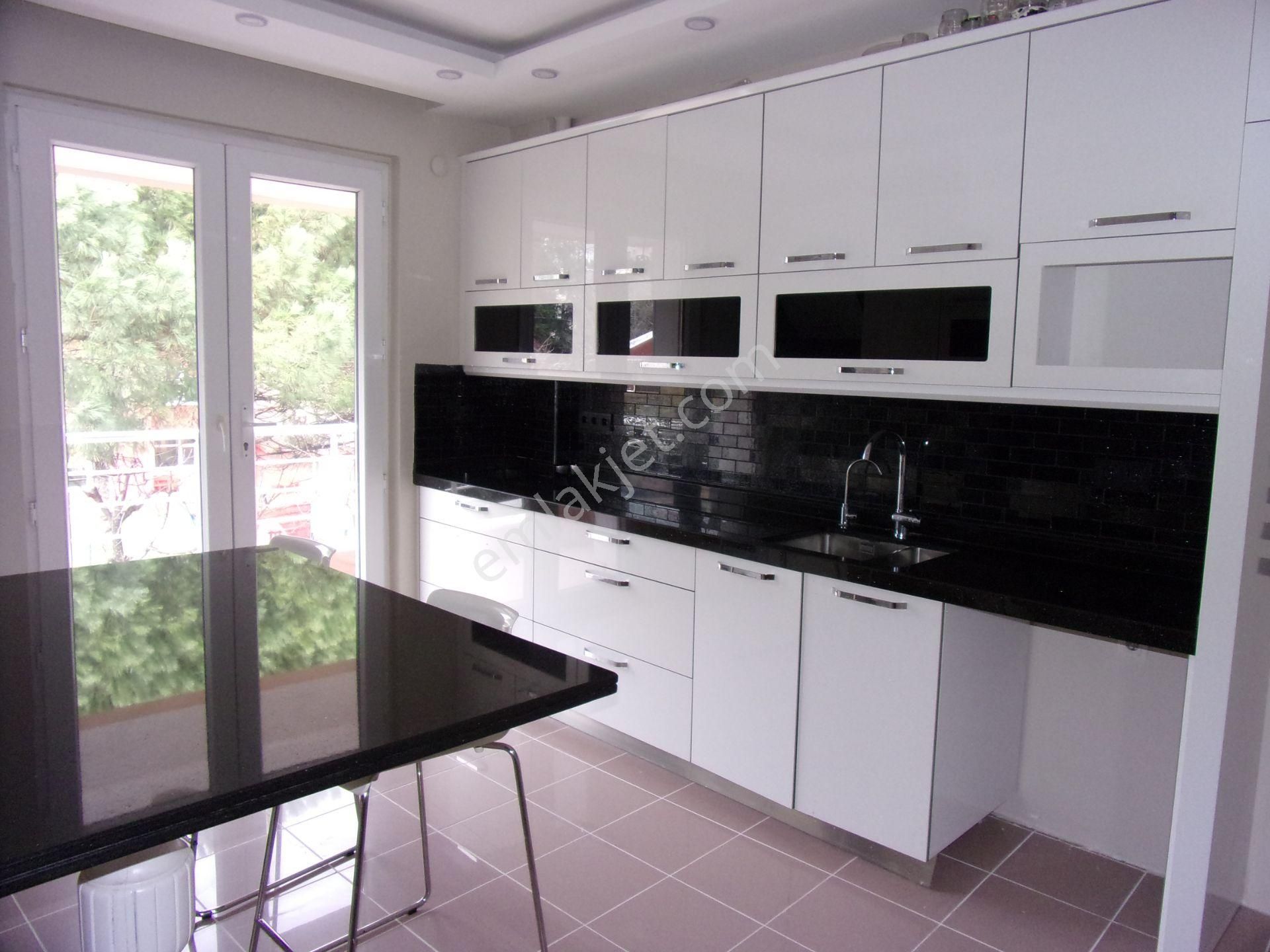 Tarabya Sevgi Sitesinde 3+1 145 Metrekare Metroya Yakın Bakımlı Kiralık Daire - Görsel 17