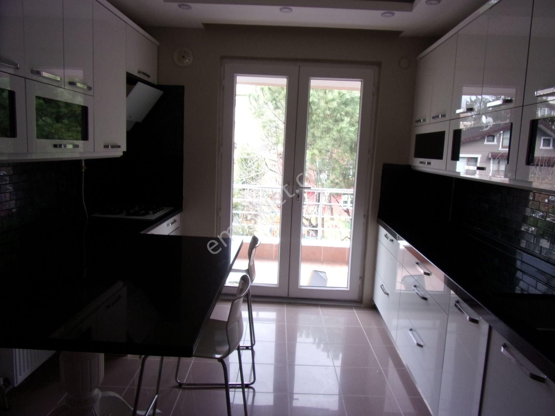 Tarabya Sevgi Sitesinde 3+1 145 Metrekare Metroya Yakın Bakımlı Kiralık Daire - Görsel 16