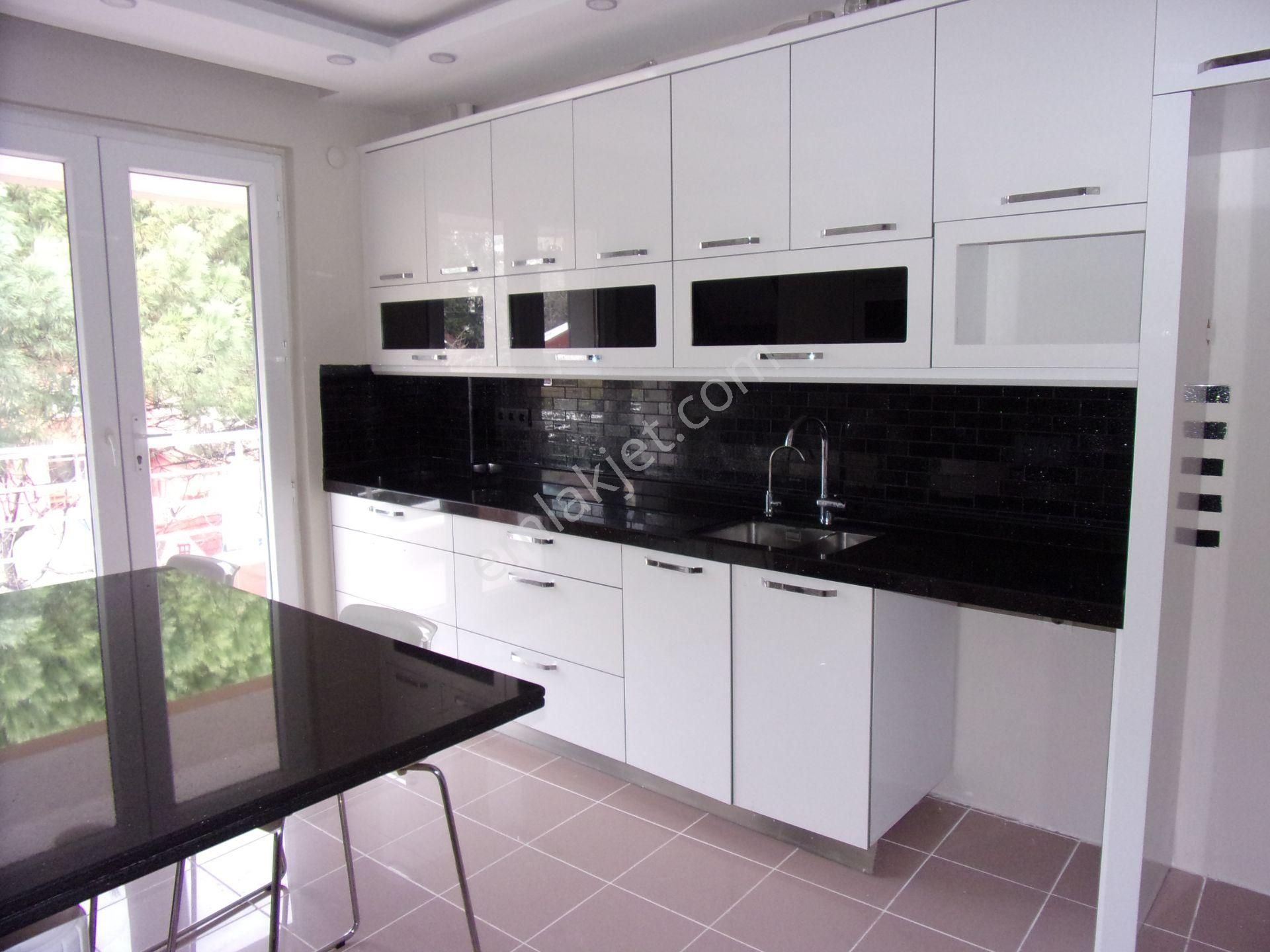 Tarabya Sevgi Sitesinde 3+1 145 Metrekare Metroya Yakın Bakımlı Kiralık Daire - Görsel 13