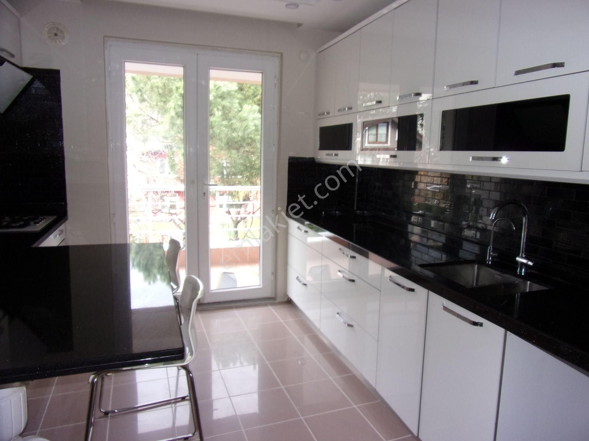 Tarabya Sevgi Sitesinde 3+1 145 Metrekare Metroya Yakın Bakımlı Kiralık Daire - Görsel 14