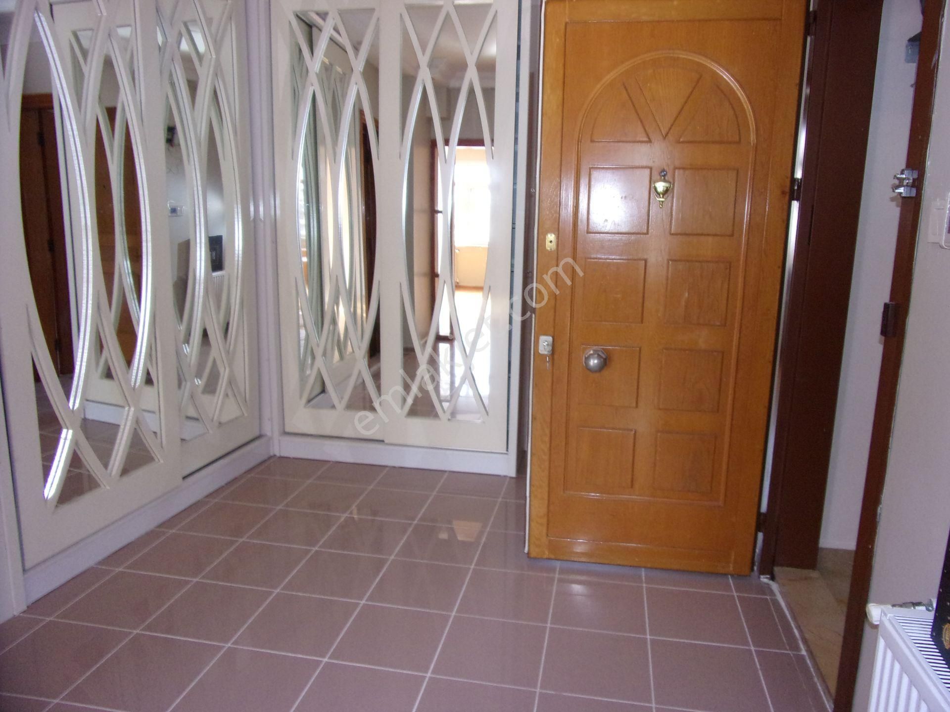 Tarabya Sevgi Sitesinde 3+1 145 Metrekare Metroya Yakın Bakımlı Kiralık Daire - Görsel 10