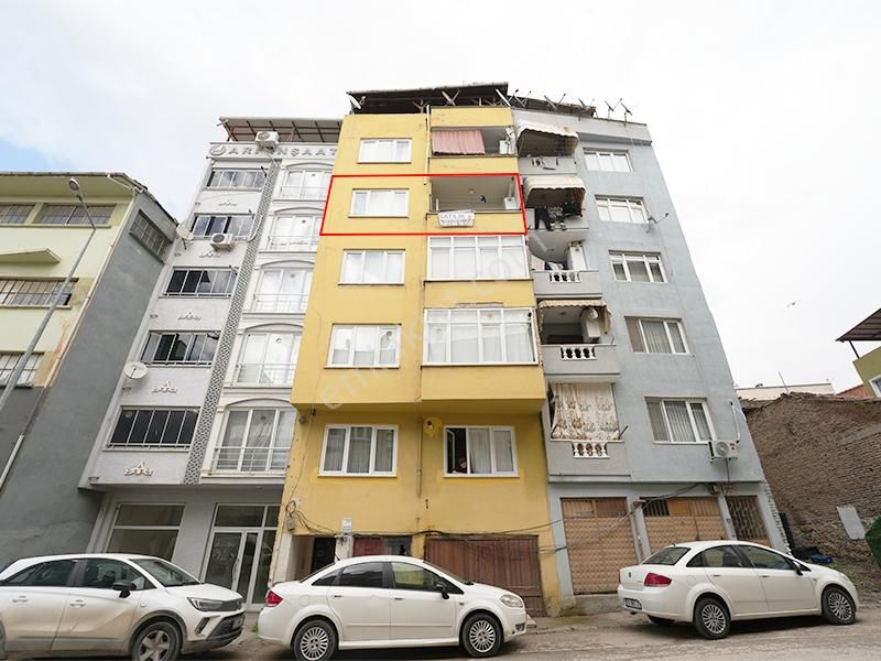 C21; Cius Cumartesi Pazarında Caddeye Cephe Ara Kat Satılık 2+1daire