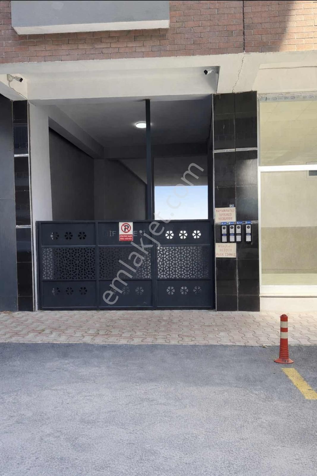 Nif Evlerinde Cam Balkonlu Özel Otoparklı Satılık 2+1