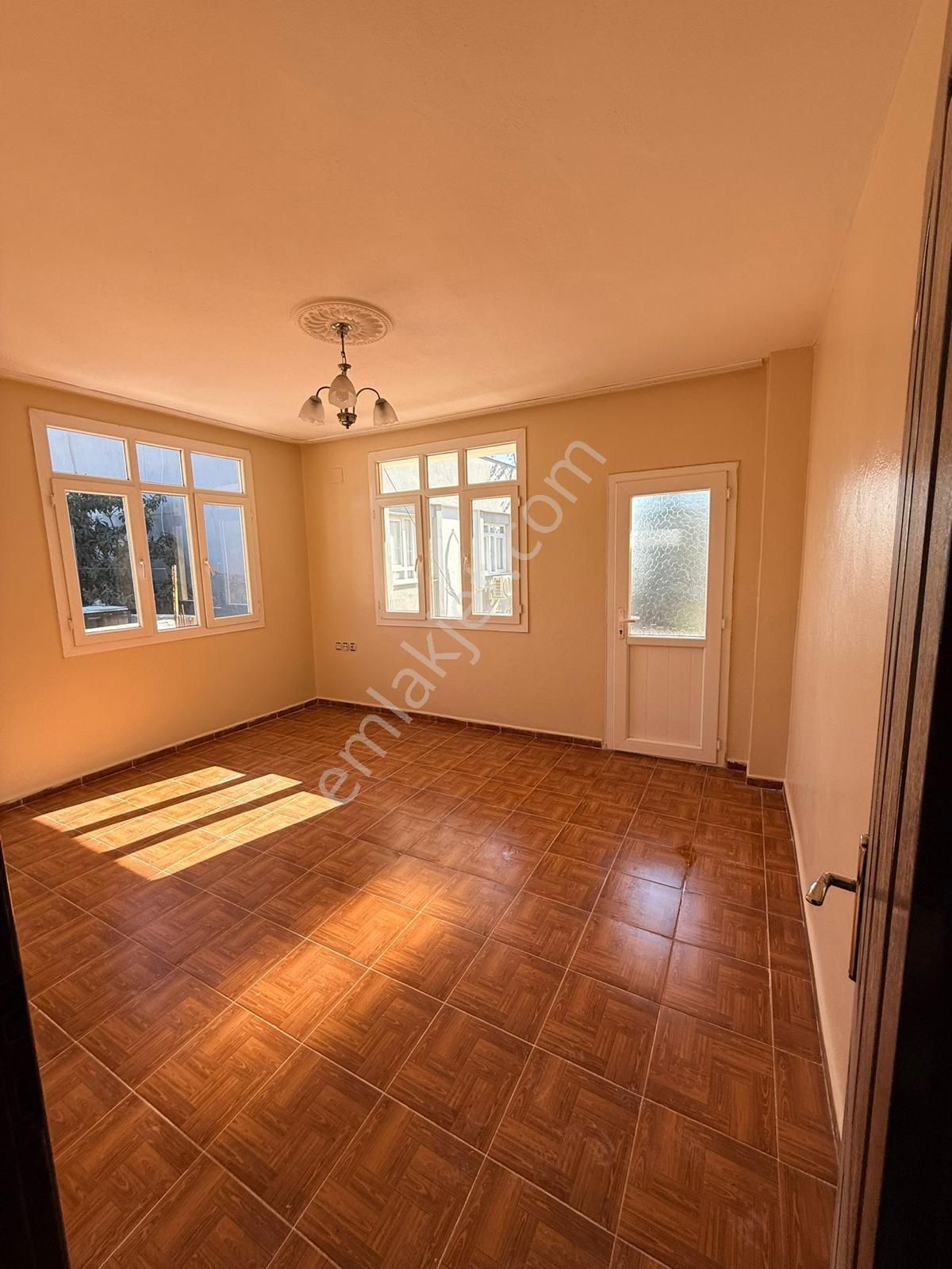 Gürselpaşa Mahallesi’nde Merkezi Konumda Geniş Oturumlu 2+1 Kiralık Müstakil Ev! - Görsel 3