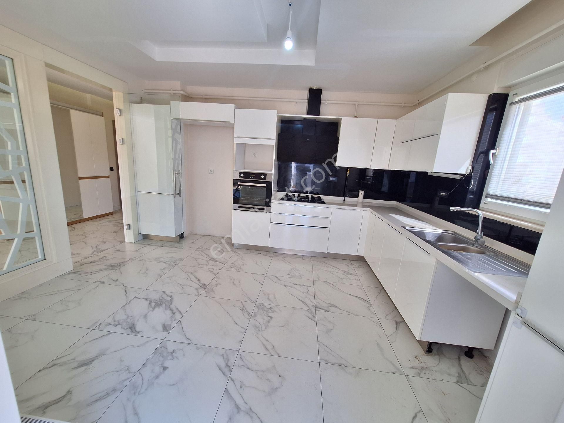 Konyaaltı Uncalı Mahallesinde Güvenlikli Havuzlu Site İçinde Doğalgaz Kombili Klimalı 3+1 Daire - Görsel 14