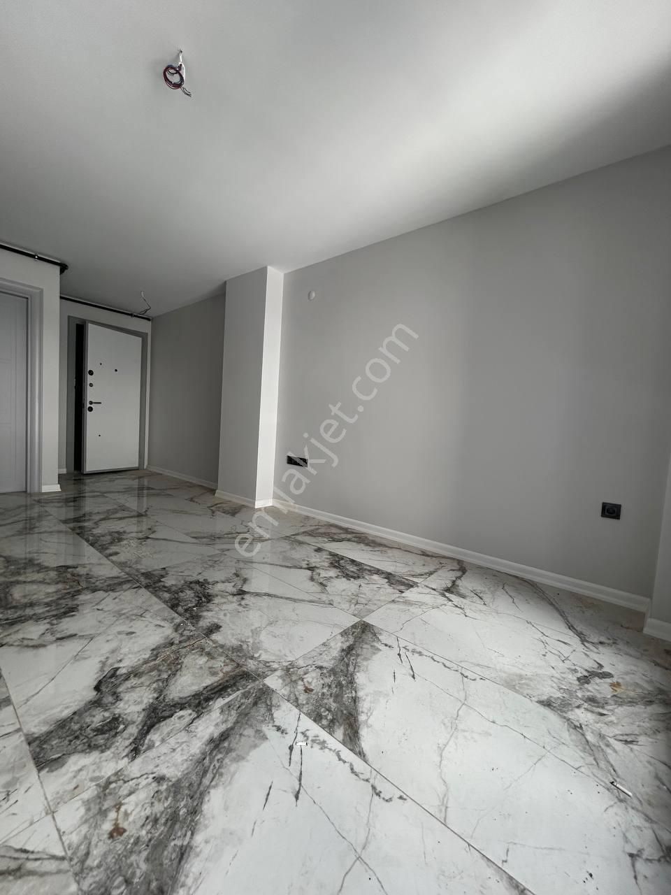 Tramvay Altı Anayola 2. Binada Satılık 1+1 Daire - Görsel 4