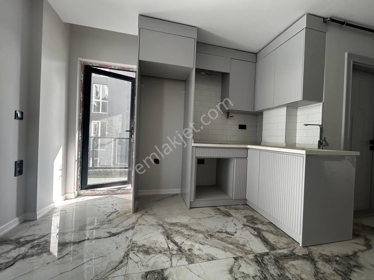 Tramvay Altı Anayola 2. Binada Satılık 1+1 Daire