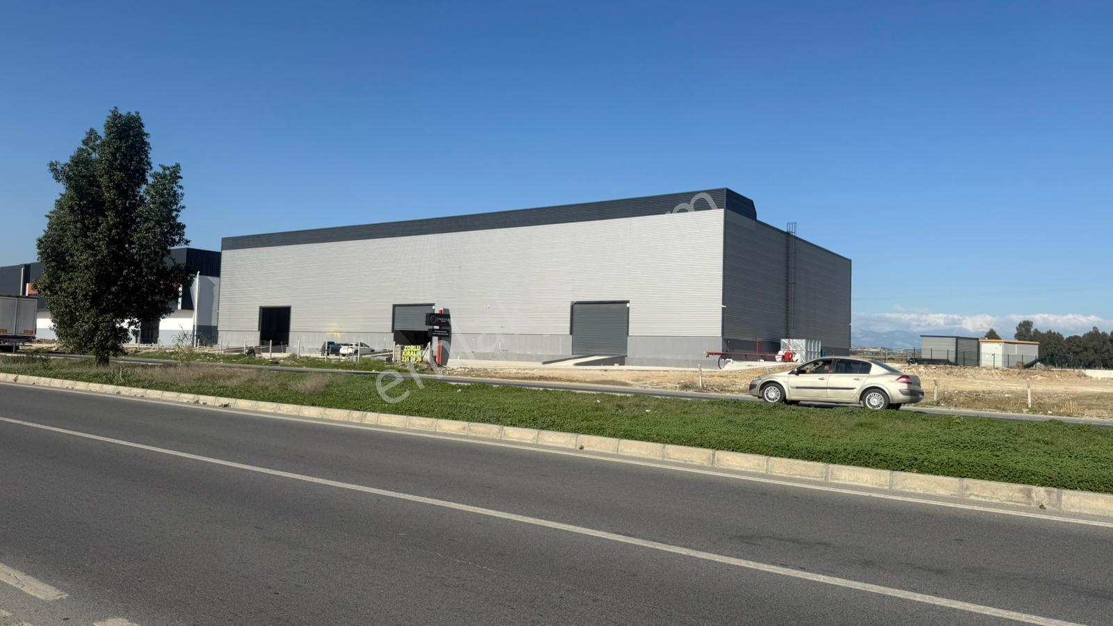 D-400 Üzeri Rampalı 2.000m2 İçerisinde 1000m2 Köşebaşı Depo