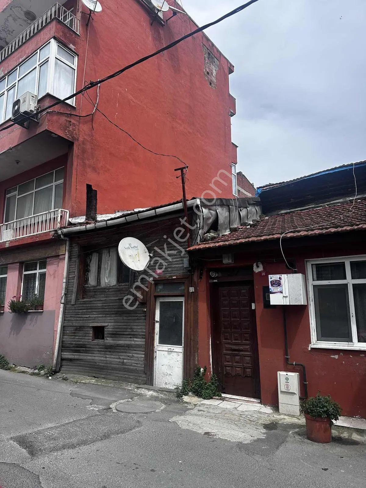 Denize 100 Metre Mesafede Satılık Bahçeli Müstakil Ev