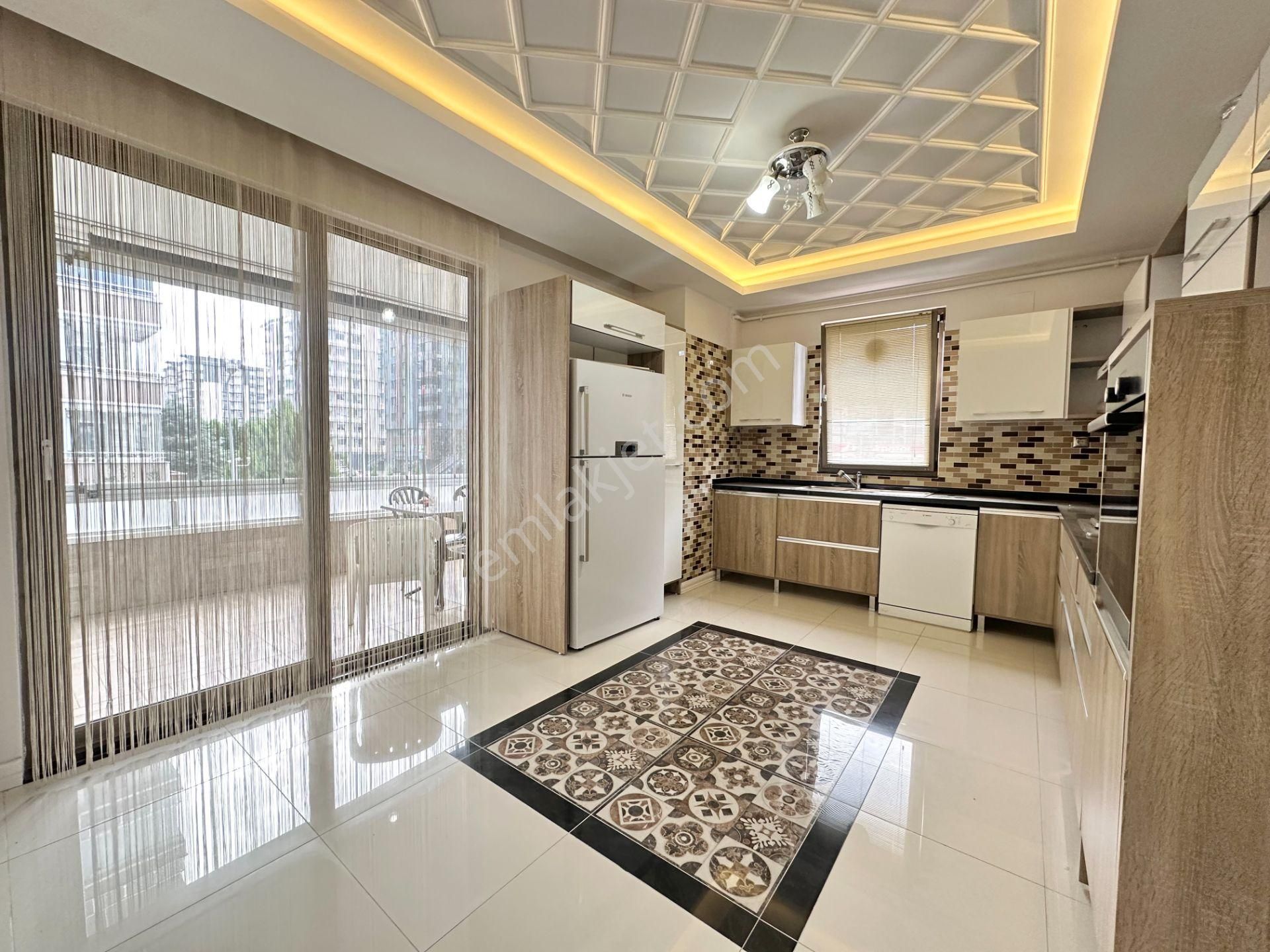 Cağaloğlu Tramvay Arası Sitede 4+1 Satılık Daire