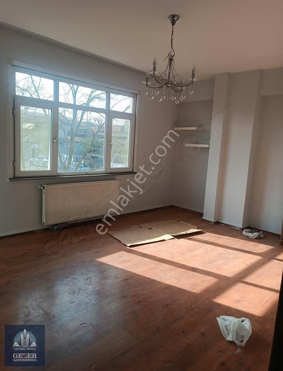 Küçükköy Meydanda Harika Konum'da Orta Kat Kiralık 2+1 Daire