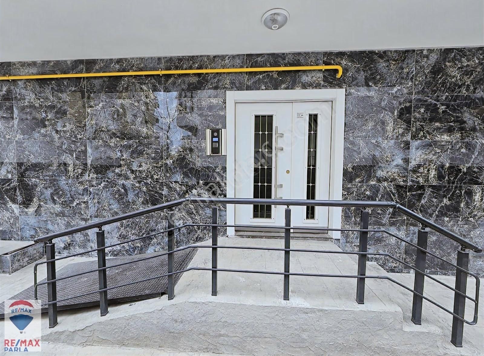 Tramvay Durağı Altında Satılık 1+1 Daire - Görsel 4