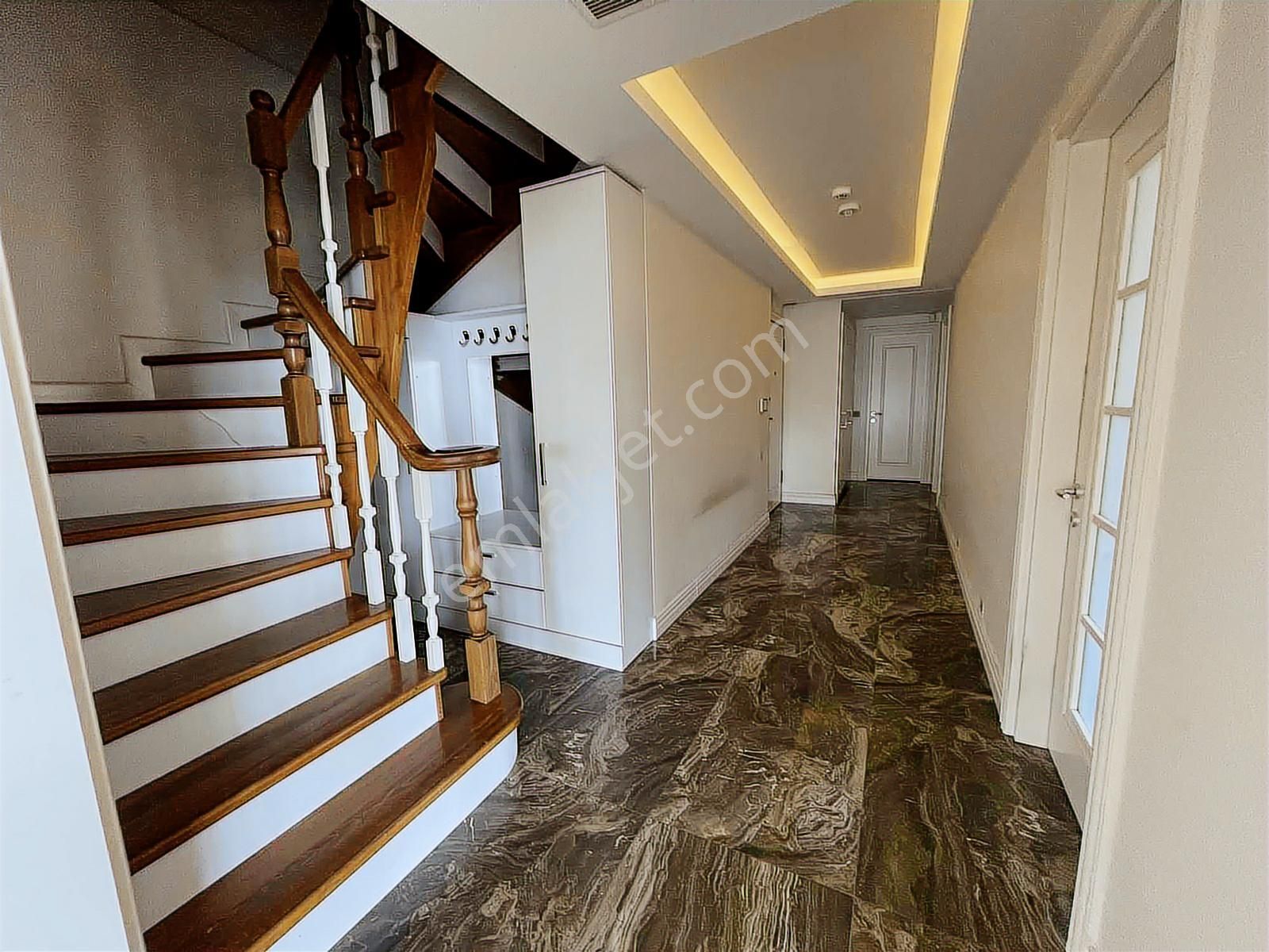 Boğaz Manzaralı Tünele Yakın Havuzlu Otoparklı Çatı Dubleksi - Görsel 24