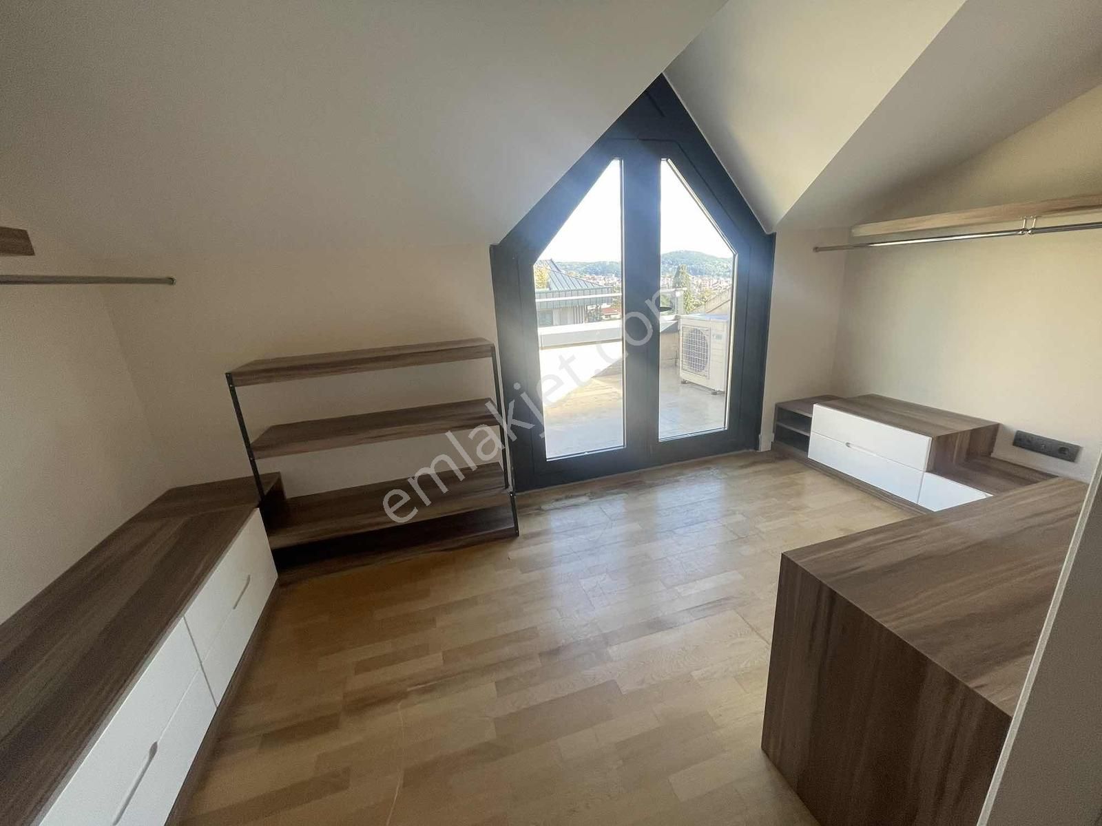 Boğaz Manzaralı Tünele Yakın Havuzlu Otoparklı Çatı Dubleksi - Görsel 10