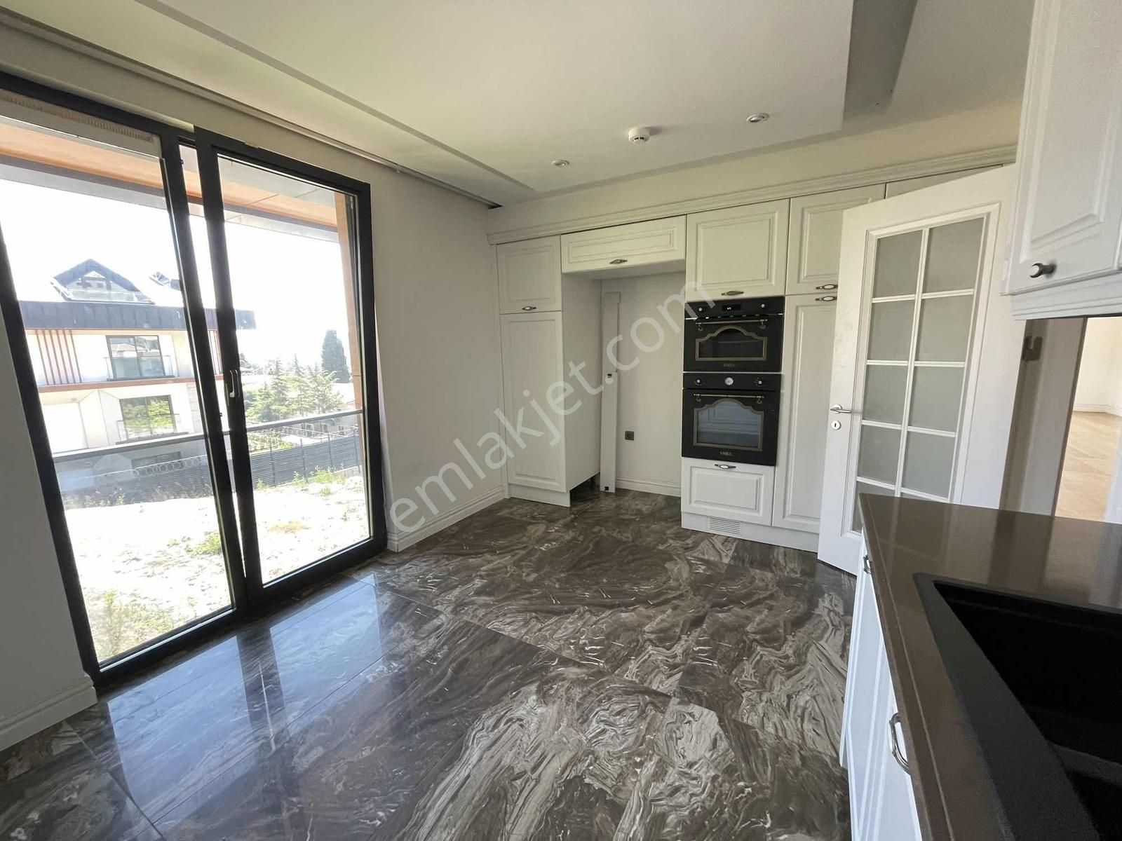 Boğaz Manzaralı Tünele Yakın Havuzlu Otoparklı Çatı Dubleksi - Görsel 20