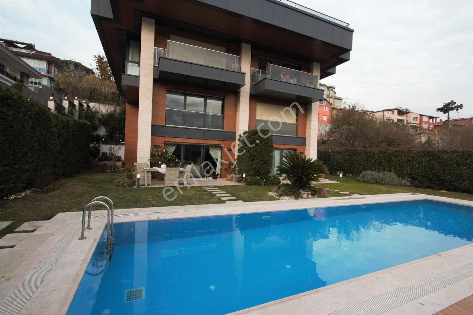 Boğaz Manzaralı Tünele Yakın Havuzlu Otoparklı Çatı Dubleksi