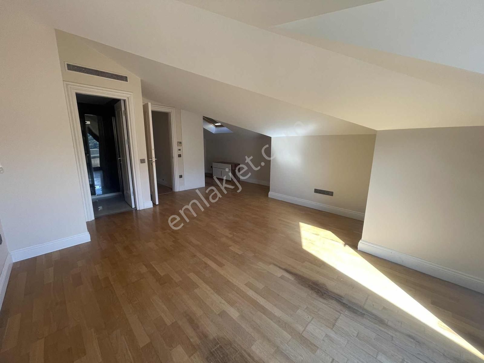 Boğaz Manzaralı Tünele Yakın Havuzlu Otoparklı Çatı Dubleksi - Görsel 32