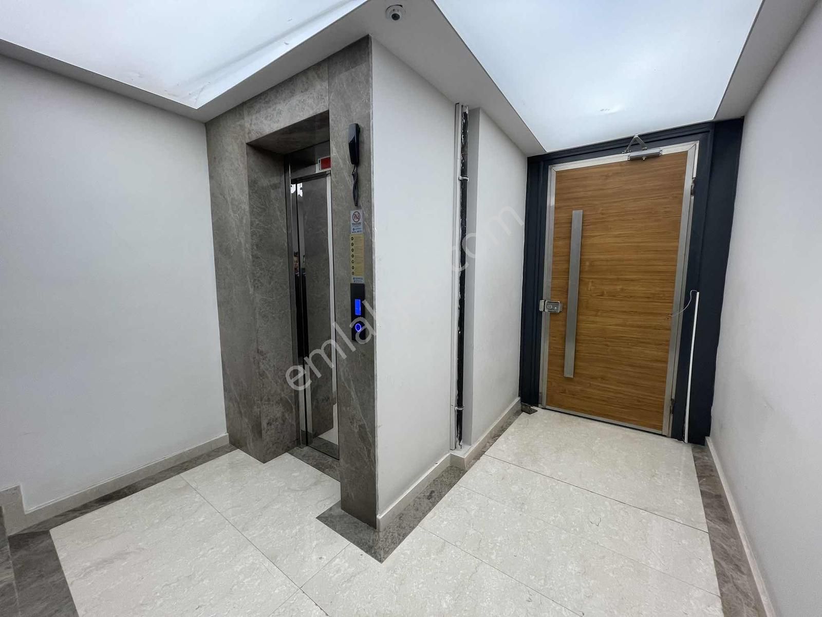 Boğaz Manzaralı Tünele Yakın Havuzlu Otoparklı Çatı Dubleksi - Görsel 17