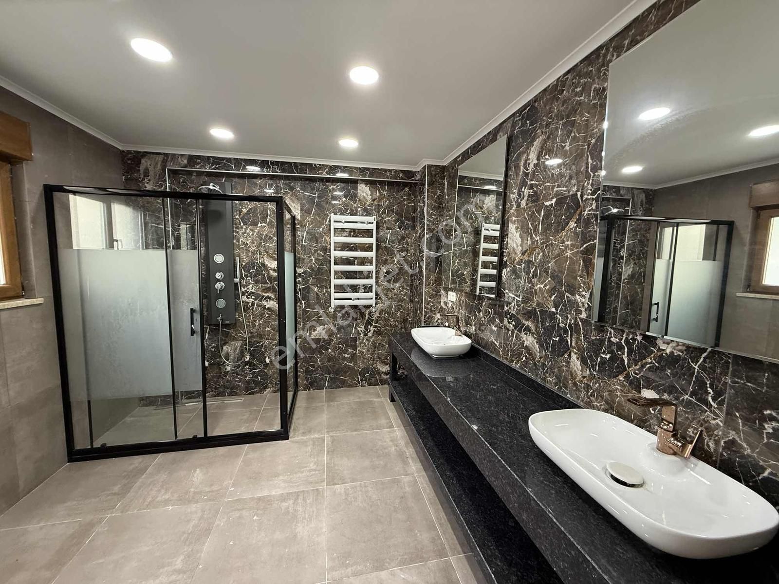 Uskumruköy'de Site İçerisinde 4+2 Villa - Görsel 17