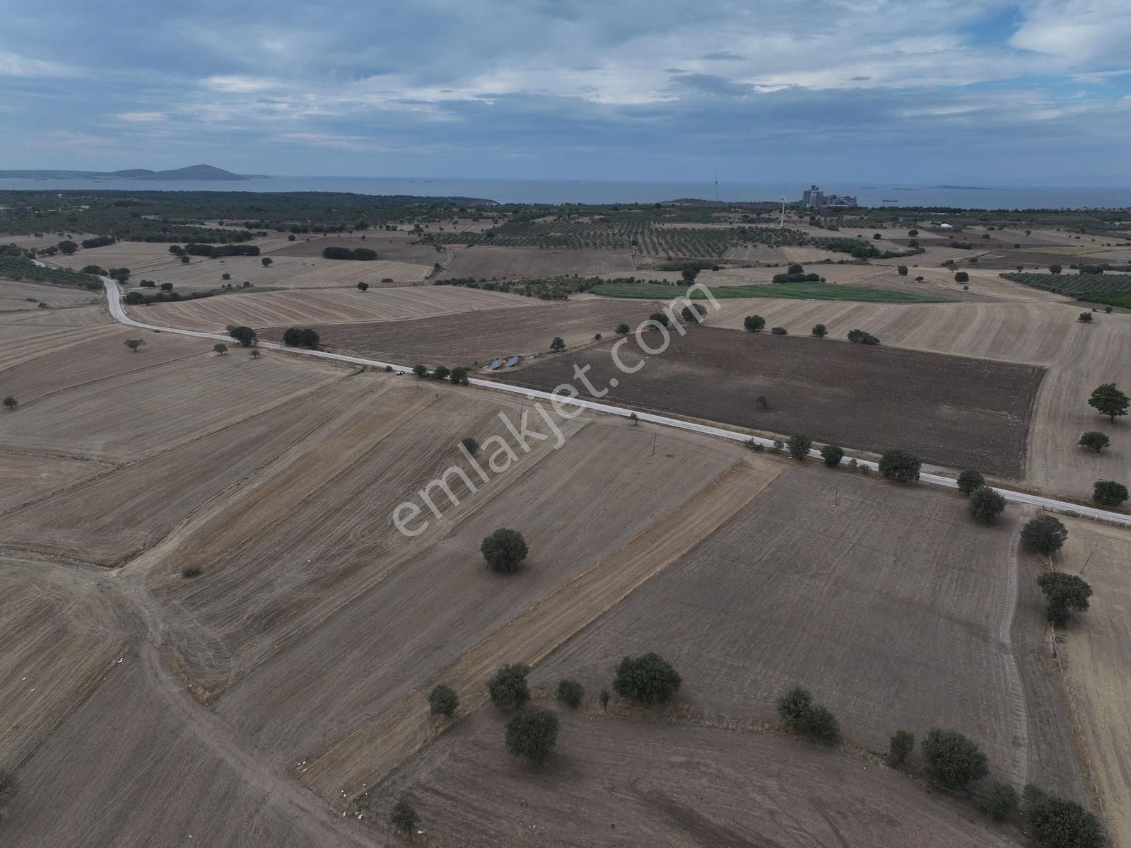 Ezine Kumburun Asfalt Yol Cephe 27.543m2 Satılık Tarla - Görsel 9