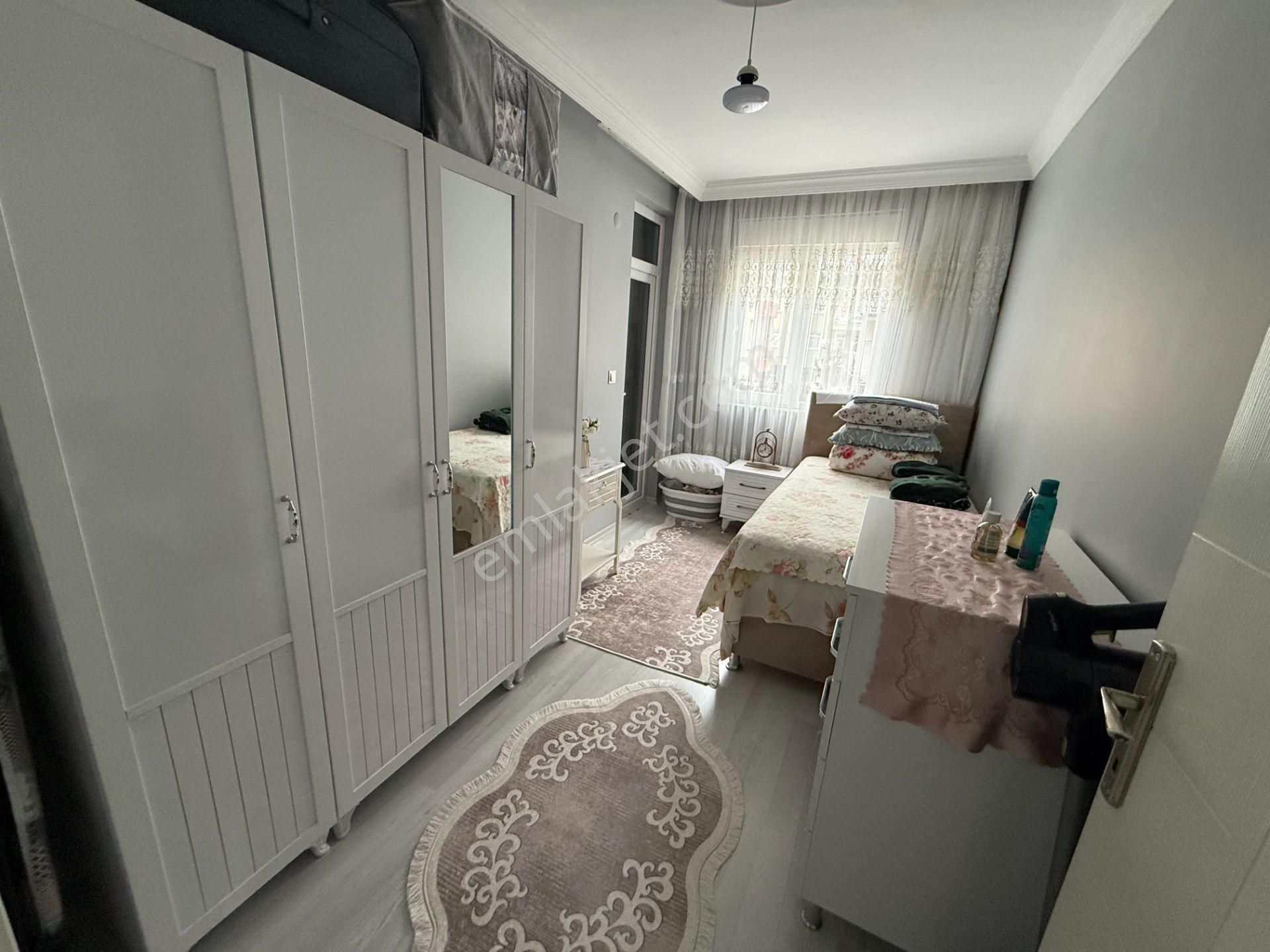 Dutlubahçede Cadde Yakını Katta Geniş Ayrı Mutfak Asansörlü 1+1 - Görsel 11