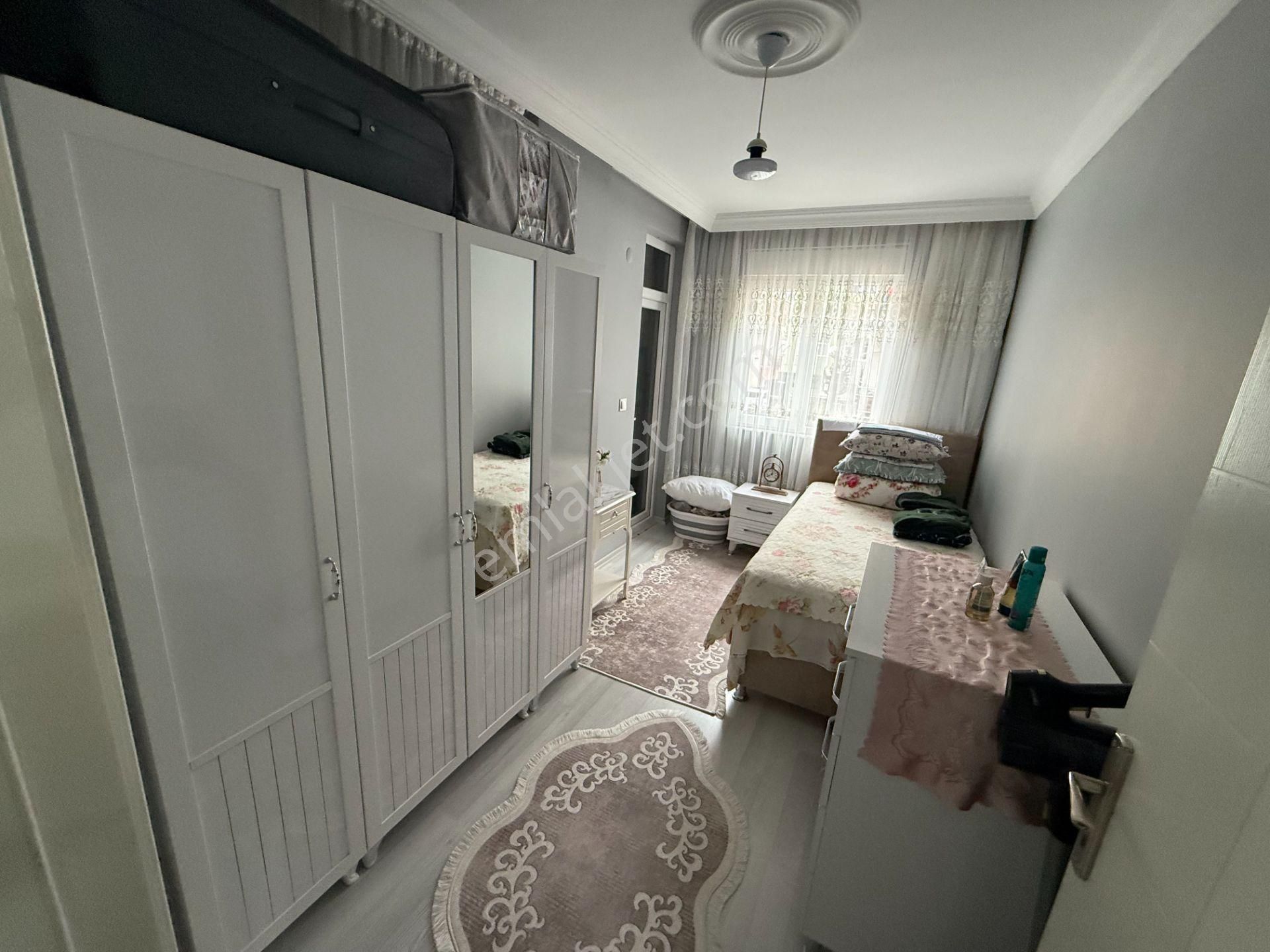 Dutlubahçede Cadde Yakını Katta Geniş Ayrı Mutfak Asansörlü 1+1 - Görsel 9