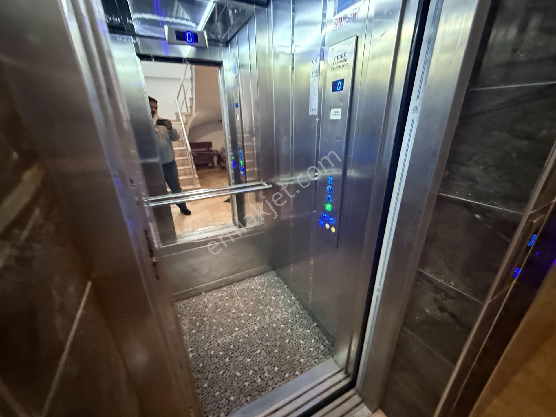 Dutlubahçede Cadde Yakını Katta Geniş Ayrı Mutfak Asansörlü 1+1 - Görsel 26