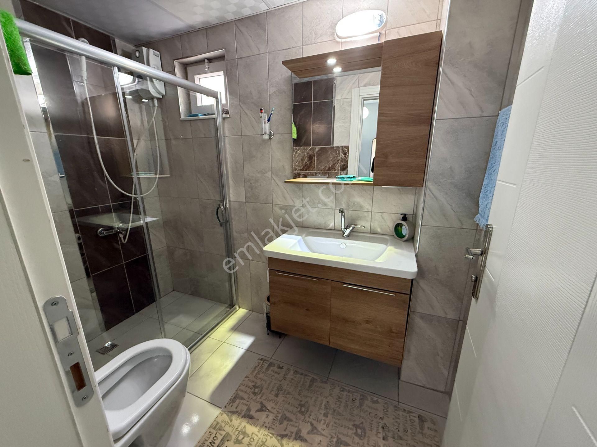 Dutlubahçede Cadde Yakını Katta Geniş Ayrı Mutfak Asansörlü 1+1 - Görsel 12