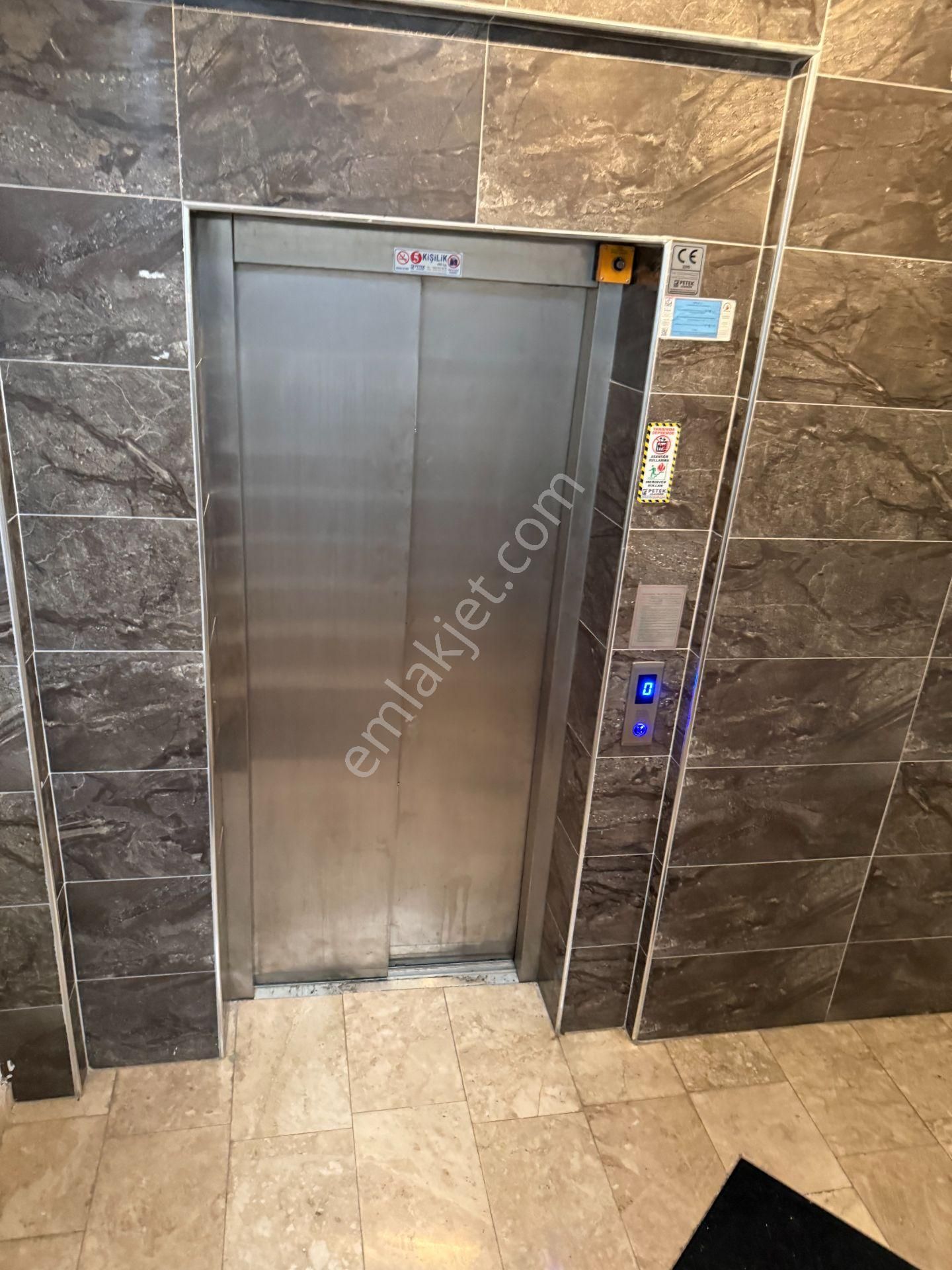 Dutlubahçede Cadde Yakını Katta Geniş Ayrı Mutfak Asansörlü 1+1 - Görsel 25