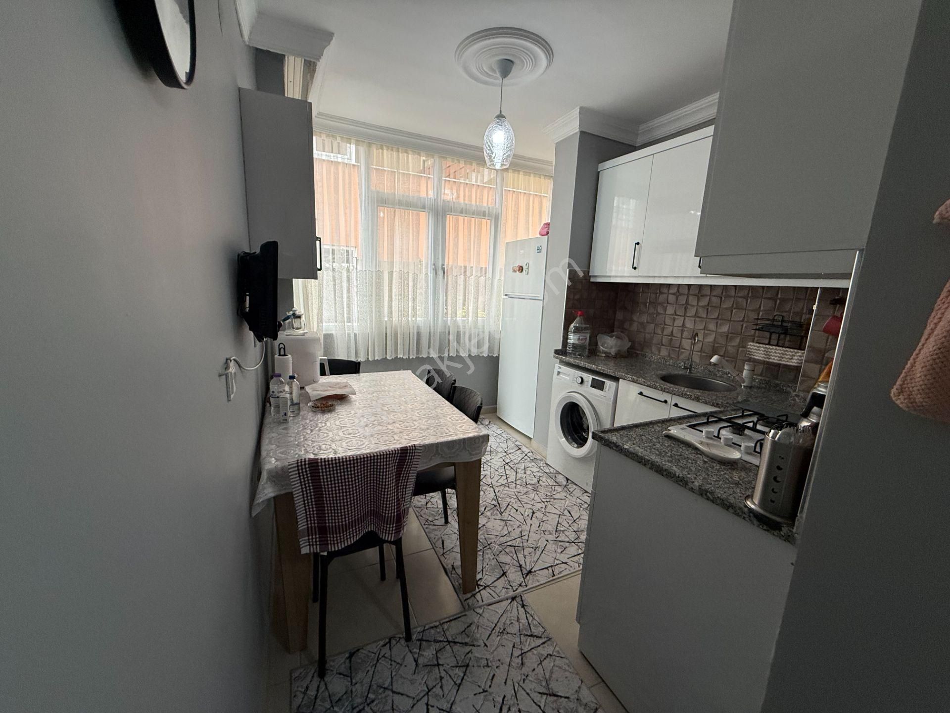 Dutlubahçede Cadde Yakını Katta Geniş Ayrı Mutfak Asansörlü 1+1 - Görsel 4