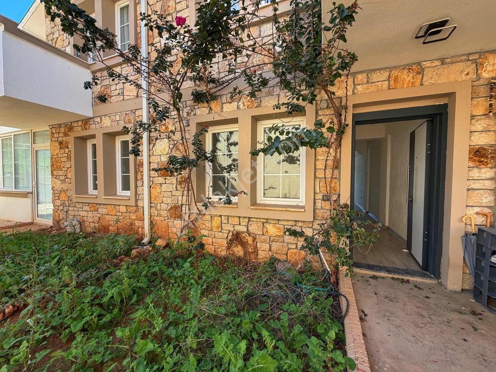 Eski Datça Kavşağında Yeni Bina Bahçeli Kiralık 1+1 Daire