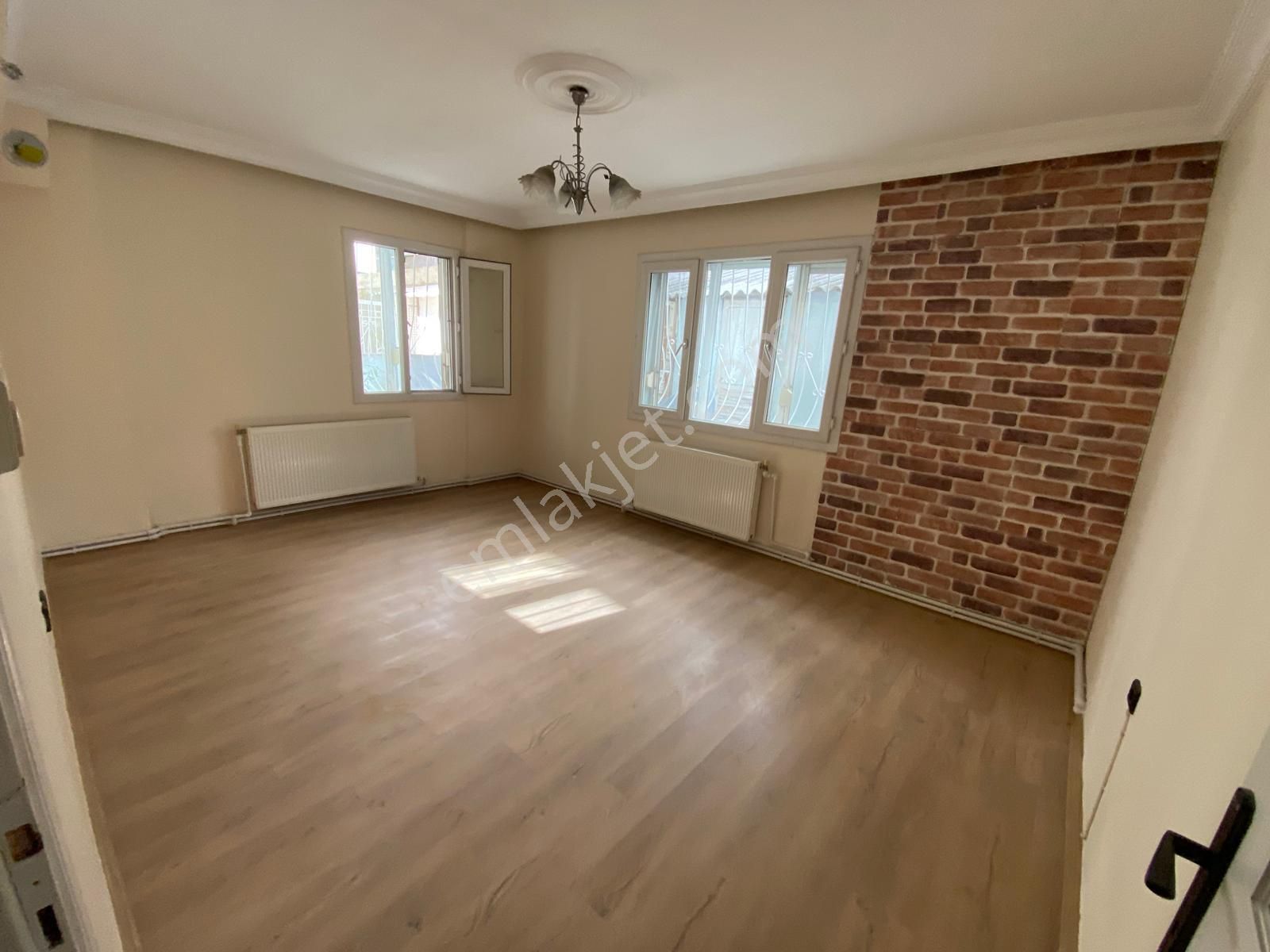 Buca İşçievleri Yiğitler Mah.de 2+1 85m2 Dgazlı Ayrı Mutfak Giriş Kat Kiralık Daire