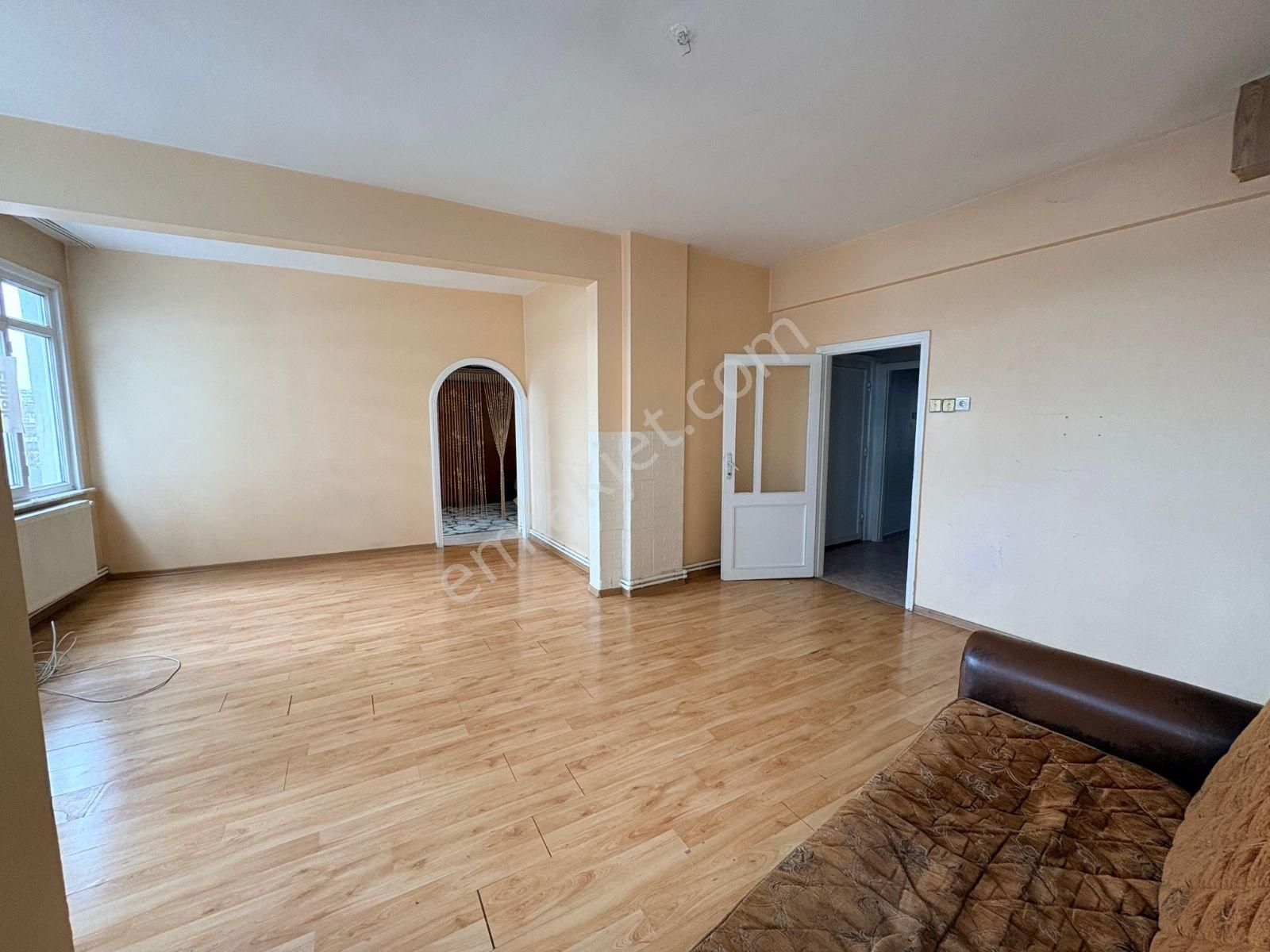 F-l Den Kadıköy Metrobüs Durağı, Evlendirme Dairesi Yürüme 3+1