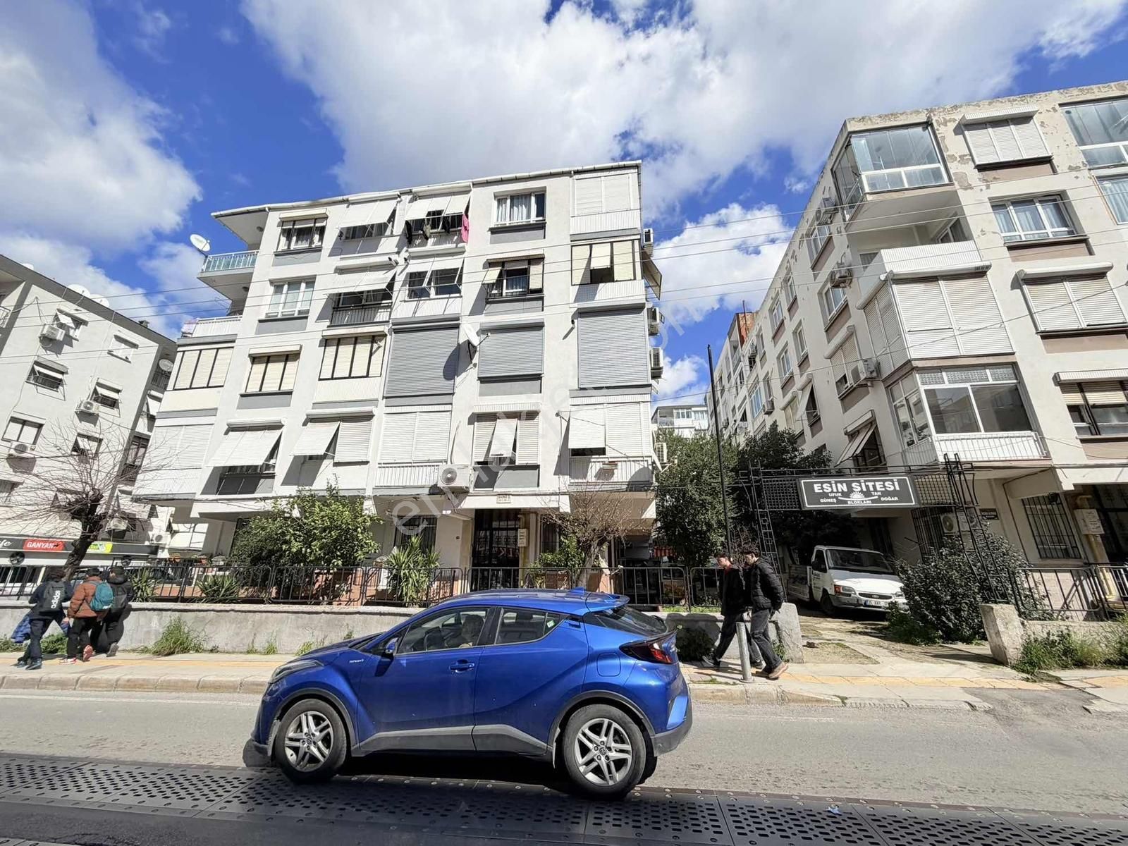 Esenyalı Cad Üzeri Site İçi Otoparklı 2+1 95 M2 Çift Cephe Daire