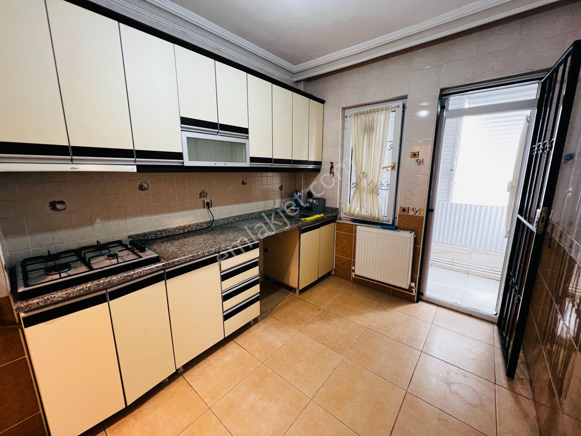 Tramvay Durağına Çok Yakın Asansörlü Kombili Arakat 3+1