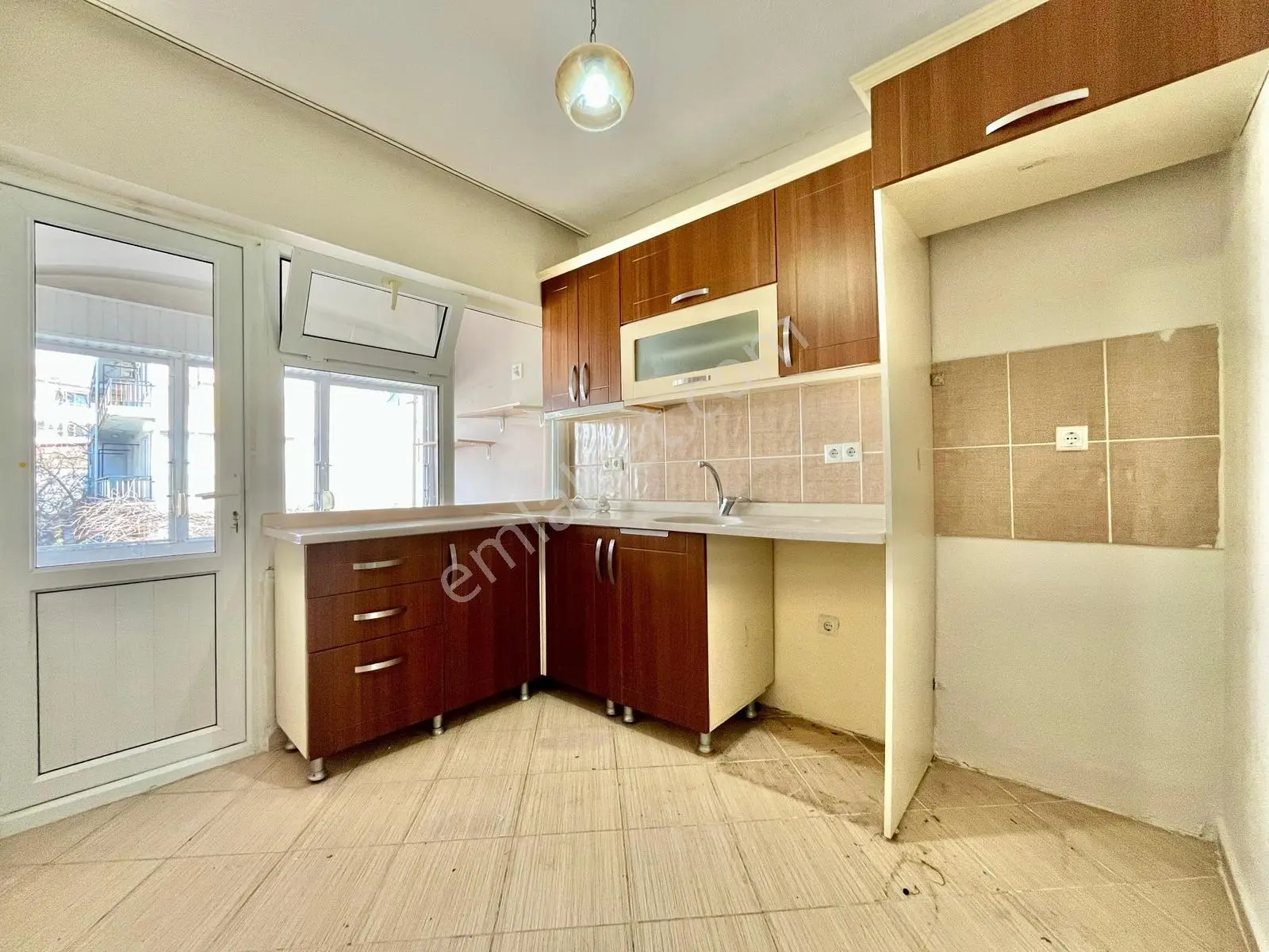 Gümüş'den Akçay Merkez'de Denize 250m Geniş Kullanımlı 3+1 Daire