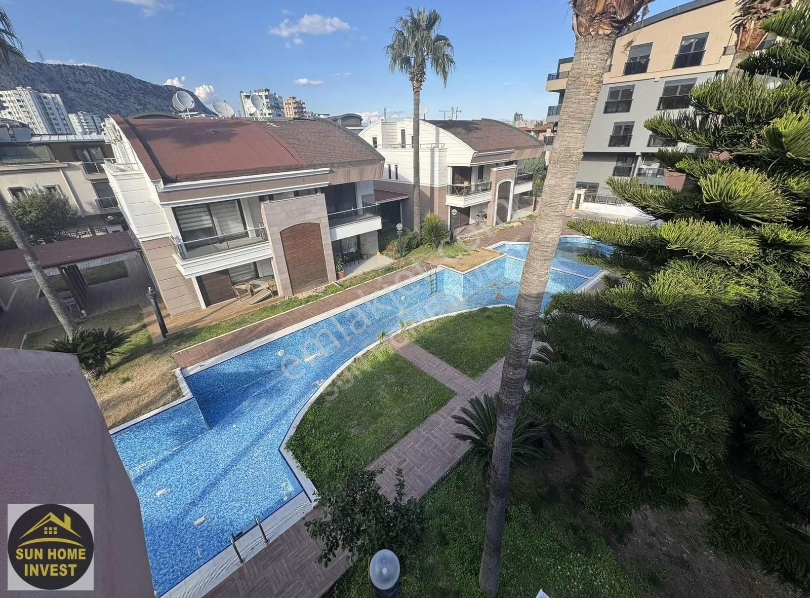 Site İçerisinde Havuzlu Satılık 5+1 Villa