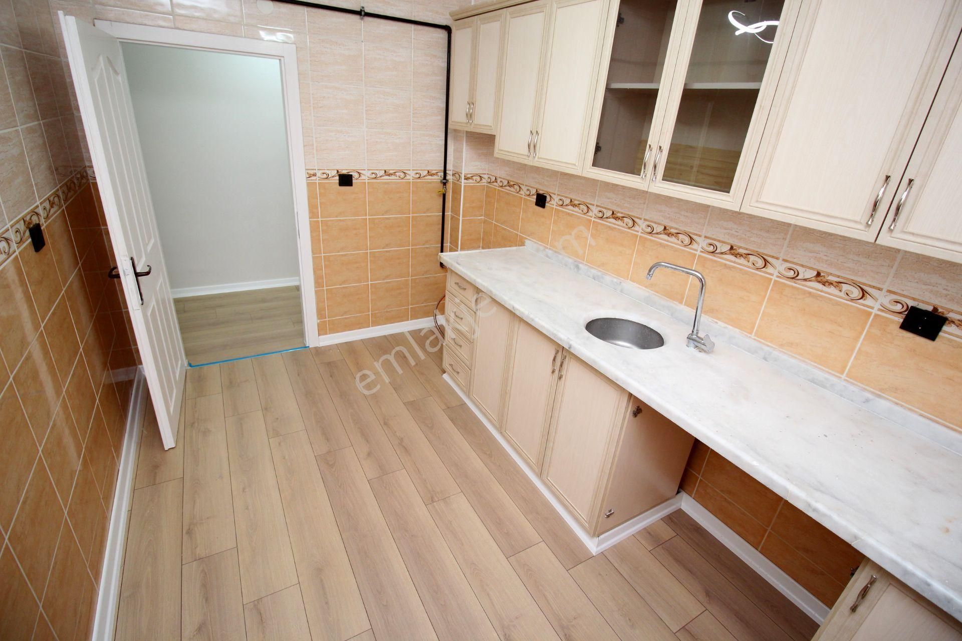 Emre Emlak'tan Mareşal Çakmak'ta Oturuma Hazır 3+1 Satılık Daire - Görsel 2