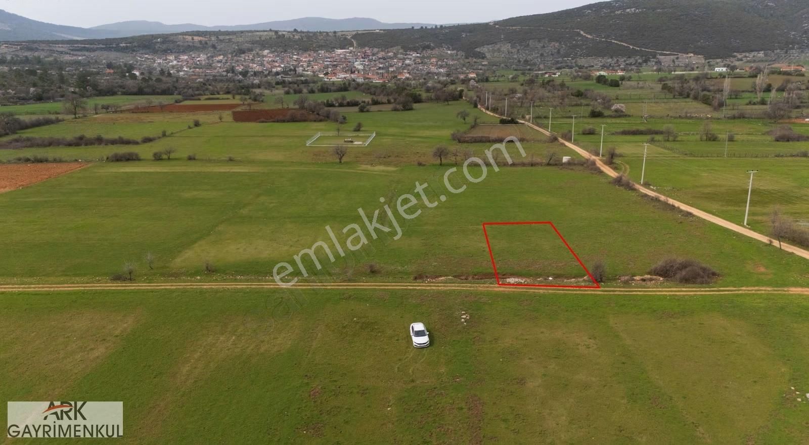 Müstakil 'tek' Tapu - Kadastral Yolu Olan Fırsat Tarla !