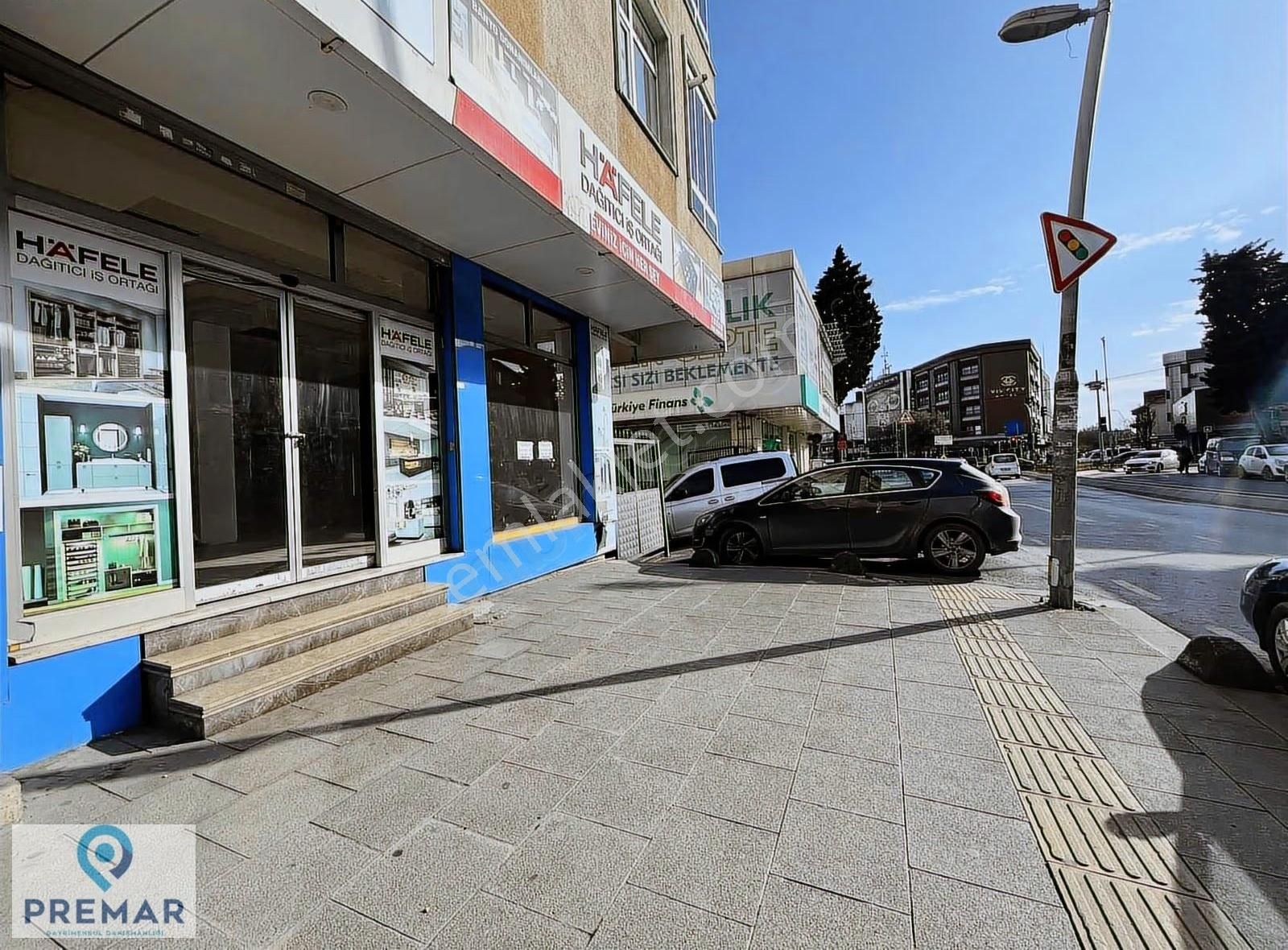 Yenibosna Merkez Beşyol'da Kiralık 585 M2 Net Depolu Dükkan