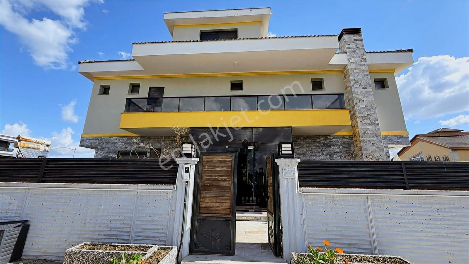 Menemen Günerlide Satılık Villa Tam Müstakil Havuzlu Otoparklı