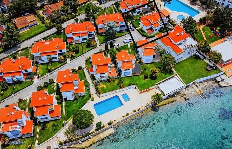 Denize Sıfır Özel Plajlı Site İçerisinde 4+1 Villa