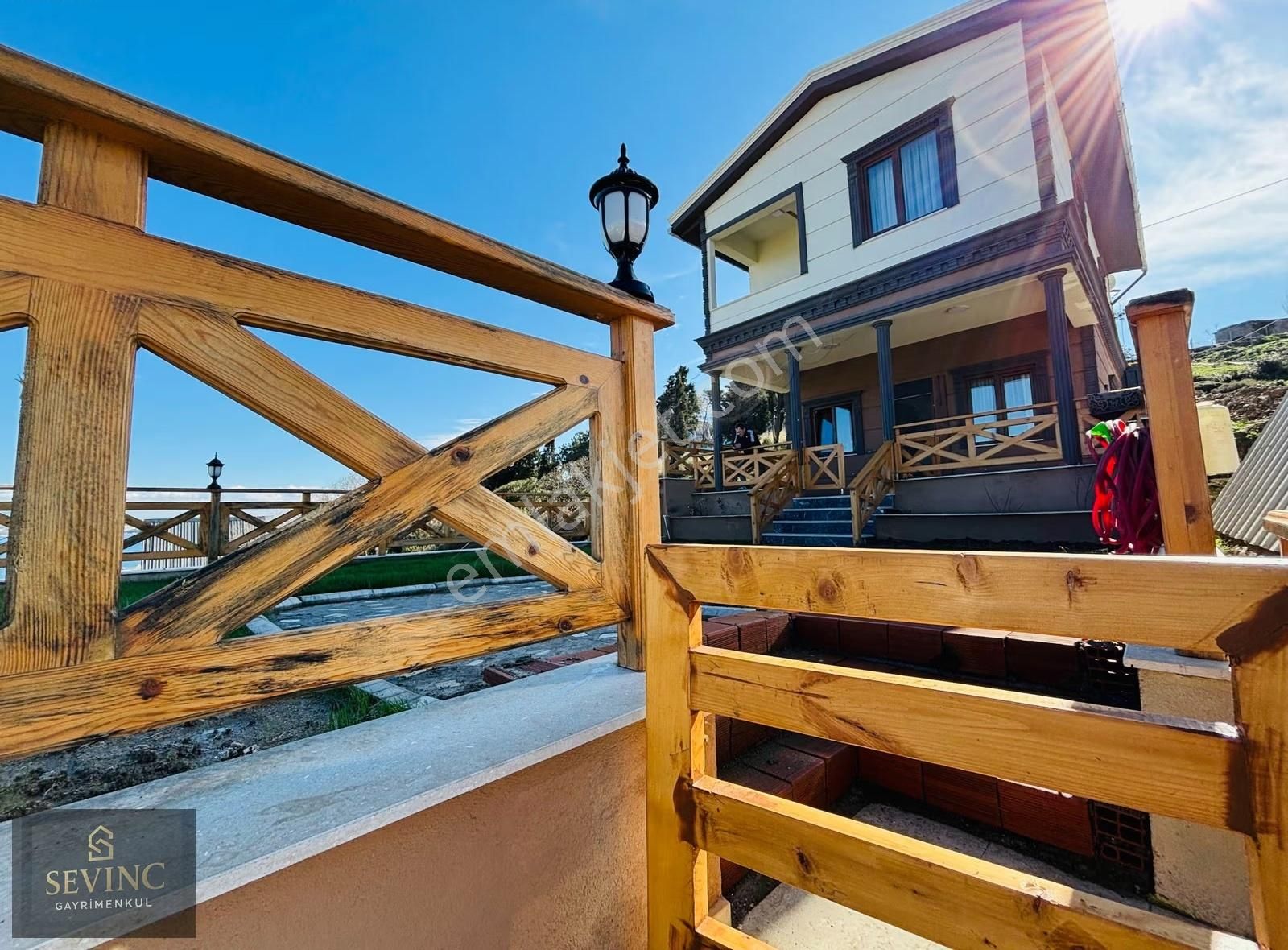 Sevinç'ten Çalışkanlarda Odaları Denize Açılan Garajlı Villa